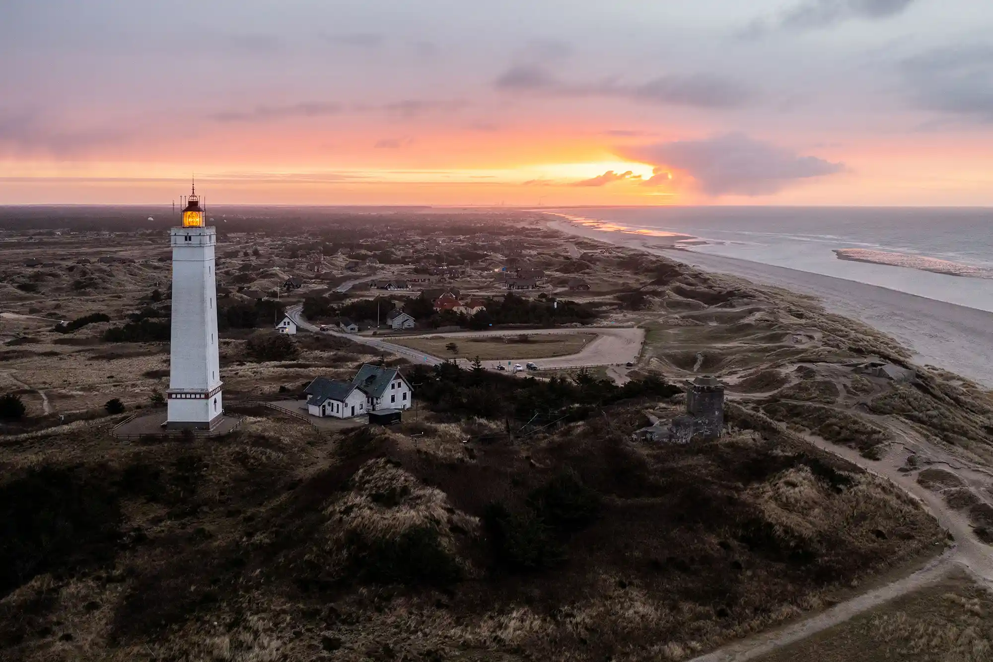 klithjem_badehotel_blaavandshuk-fyr_drone.webp