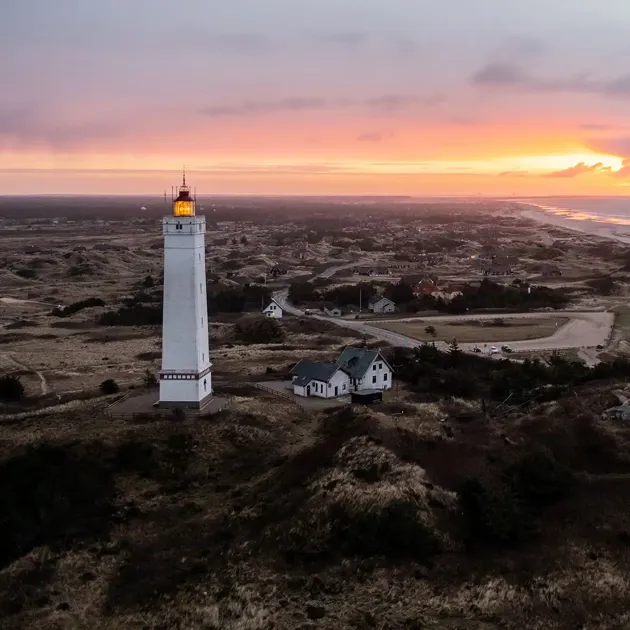 klithjem_badehotel_blaavandshuk-fyr_drone.webp