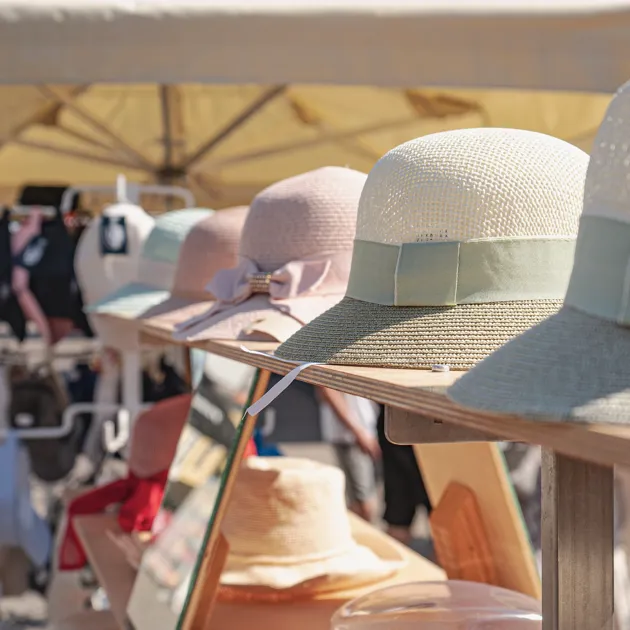 Klithjem_Badehotel_Vejers-Strand_Shopping_Hatte.webp
