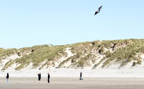 klithjem_badehotel_drageflyvning_strand.webp